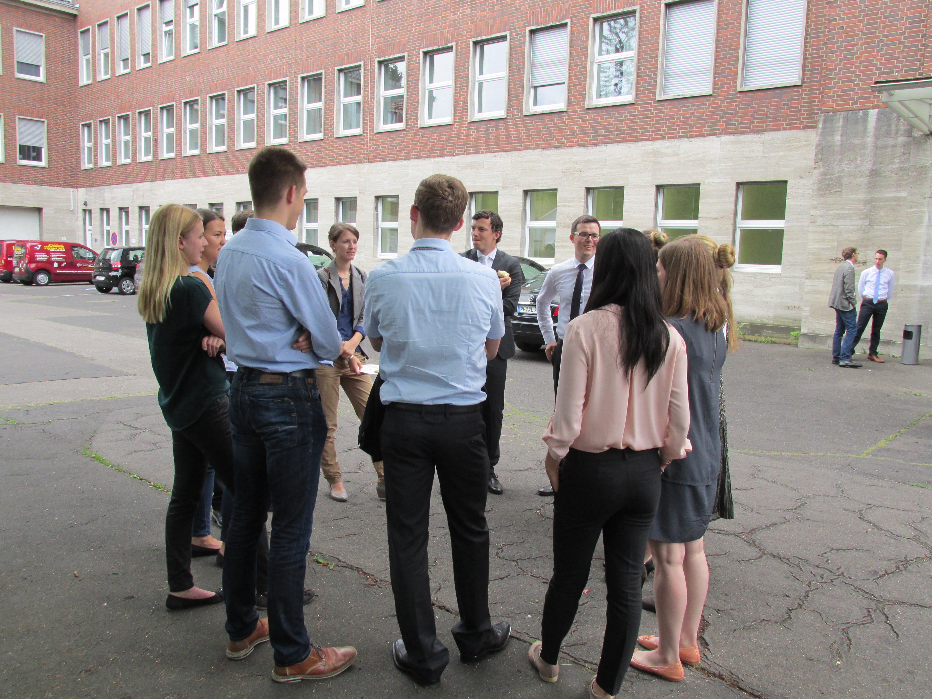 Bild der Pause auf dem Hof des Verwaltungsgerichtshofs